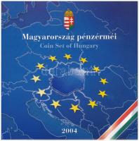 2004. 1Ft-100Ft (8xklf) forgalmi sor szettben, benne 2004. 50Ft "Magyarország az EU tagja" forgalmi emlékérme, belső tok ragasztása részben elengedett T:PP kis patina Adamo FO38.1