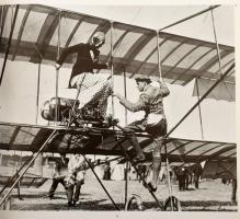 Peter Almond: Aviation. The Early Years: The Hutton Getty Picture Collection. Köln, 1997, Könemann. ...