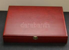 Fa éremtartó kazetta, 1db tálcával, 24 férőhellyel, 42x42mm