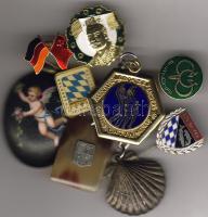 12 db kül. kitűző, medál, pecsétgyűrű, jelvény, stb. régi szivarkás fémdobozban, benne ezüst !!!