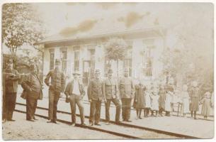 Maroscsapó, Cipau; vasútállomás és vasutasok / railway station and railwaymen. photo (EK)