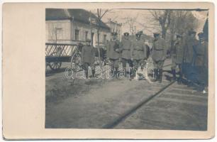 1916 Orsova, német katonák a vasútnál / WWI German military, soldiers on the railway tracks. photo