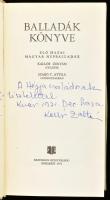 Kallós Zoltán: Balladák könyve. Élő hazai magyar népballadák. - - gyűjtése. Szabó T. Attila gondozásában. A szerző, Kallós Zoltán (1926-2018) erdélyi magyar néprajzkutató által DEDIKÁLT példány, valamint mellette, az előzéklapon egy csángó magyar népdal idézete, Kallós Zoltán kézírásával. Bukarest, 1971, Kriterion, 678 p. Első kiadás. Kiadói egészvászon kötés, jó állapotban.