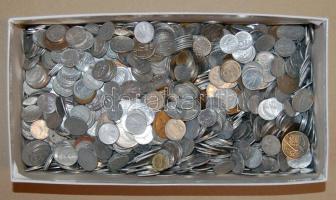 3,16kg vegyes váltópénz egész világ, benne sok magyar