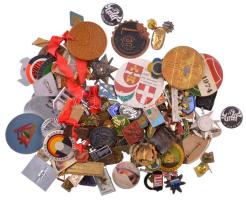 Egy zacskónyi vegyes, főleg magyar és külföldi jelvényből álló tétel T:vegyes közte sérültek