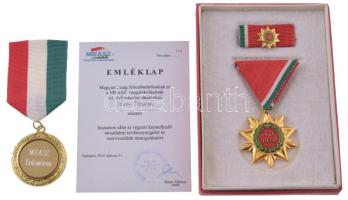 1970. "Felszabadulási Jubileumi Emlékérem" aranyozott, zománcozott bronz kitüntetés mellszalagon, miniatűrrel, szalagsávval, viselői igazolvánnyal, eredeti tokban + 2010. "MEASZ Érdemérem / A demokráciáért" fém érdemérem sérült mellszalaggal, adományozói emléklappal T:AU,XF