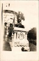 1933 Szeged, Országzászló emlékmű avatási ünnepsége az Árpád téren, cserkészek (1946-ban jelképeitől megfosztották, majd később lebontották). Gábor photo