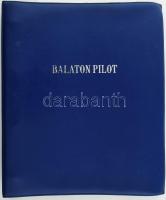 Balaton Pilot. Összeáll.: Halász Gyula. Bp., 1985, Karográfia, 64 p.+2 (Balaton áttekintő térkép, két részes) t. Magyar, és német nyelven. Tóth Lászlónak, a Magyar Vitorlás Szövetség elnökének előszavával, magyarázó jegyzetekkel, vitorlásklubok jegyzékével a balatoni kikötőkben és a környékükön, szélerősség táblázattal, az időjárási térképek néhány szimbólumaival, a nemzetközi jelkönyv jelzőlobogóival, a hajózási szabályzat előírása szerinti alkalmazott jelzőlobogók jelentéstáblázatával, iránytűhelyesbítő táblázattal, általános jelmagyarázattal, kikötőtérképekkel és útiránytáblázatokkal, vonatkozó térképrészletekkel, két kihajtható Balaton-térképpel, valamint részletes tartalomjegyzékkel ellátott vitorlás kézikönyv. Megjelent 5000 példányban, melyből 1500 példány számozott. De ez számozatlan példány. Kiadói műbőr spirál-kötéses mappában.