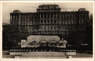 Budapest I. A világháborúban elesett magyar tüzérek emlékműve (mai Dózsa György tér), koszorúk