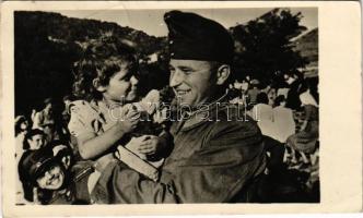 A Néphadsereg a népet, a családot, a gyermeket, a békét védi. Művészeti Alkotások / Hungarian People's Army socialist military propaganda