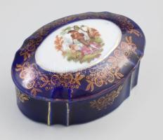 Német porcelán bonbonniere antik jelenettel. Matricás, jelzett, kis kopással. Belül is mintás 10x8 cm