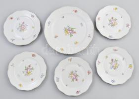 Herendi tavaszi virág mintás porcelán süteményes készlet. Hiányos. 5 + 1 db. Kézzel festett, jelzett, kopással d: 19 cm, 26 cm