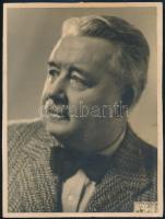 cca 1930 Férfiportré, kartonra ragasztott fotó, hátoldalon a Nemzeti Sajtó-Foto-Portrait Service pecsétjével, 23×17 cm