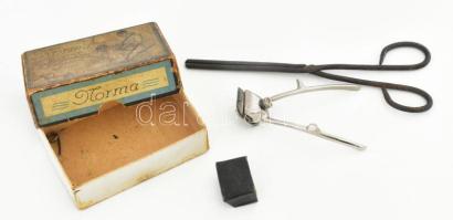 Antik hajsütővas, h: 23 cm és Norma borotva-hajvágó, eredeti foltos kartondobozában, doboz fedelére Léber Kálmánborotva és késáru gyára, Bp., bélyegzőjével, 1920-25 körül, h: 12 cm