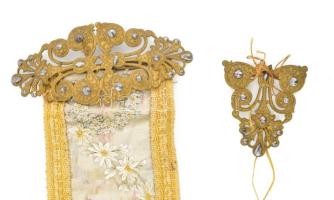 Antik szecessziós cselédhívó, selyembe szőtt virág dekorral és 1905 évszámmal, dekoratív fém végekke...