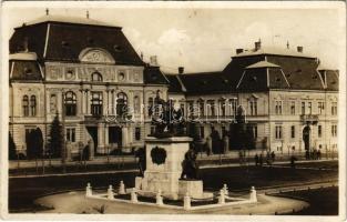 Nyíregyháza, Megyeháza, Hősök szobra, emlékmű. Fábián Pál kiadása (EK)