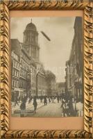 cca 1910-1920 Zeppelin a város felett, fotó, Dannenberg & Co. Berlin, üvegezett keretben, 18×13 cm