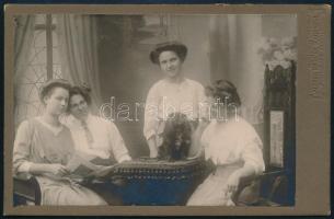 cca 1910 Lányok kutyával, kemkényhátú fotó Alfred Richter (Radebeul) műterméből, 10,5×16,5 cm