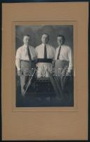 cca 1920-1940 Zenésztrió hangszerekkel (hegedű, harmonika, duplanyakú gitár), fotó kartonon, hidegpecséttel jelzett (Foto-American, Wagenstraat 4, Den Haag), 16,5x12 cm