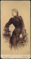 cca 1890-1900 Hölgyportré (Bolyos Rozália), keményhátú kabinetfotó Kossak József temesvári műterméből, a hátoldalon feliratozva, sarkain kissé sérült, 21x11 cm