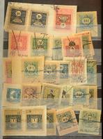 Több száz darab régi okmánybélyeg közepes berakóban (egy része ömlesztve)