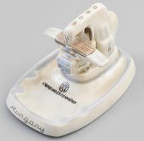 Csepel Vas és Fémművek nagy gépet ábrázoló reklámos porcelán tálka, hamutál. Kézzel festett, jelzett, kis kopással 17x11 cm