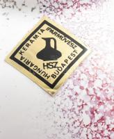 3 darabos porcelán tétel: Hollóházi kupicák díszodobozban, váza, iparművész váza 16 cm