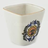 3 darabos porcelán tétel: Hollóházi kupicák díszodobozban, váza, iparművész váza 16 cm