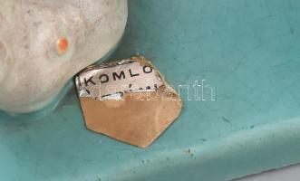 Komlós vadász a nyúllal, kézzel festett mázas kerámia, jelzett, apró lepattanással 15x17 cm