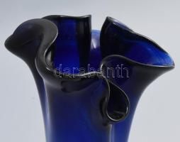 Kék üveg váza. Kézzel készített, anyagában színezett, alján lepattanással 31 cm