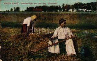 Alföldi népviselet, magyar folklór. Vasúti levelezőlapárusítás. Erdélyi udvari fényképész felvétele / Hungarian folklore (EK)