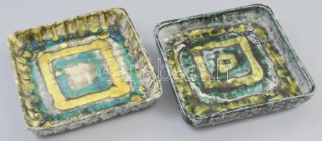 SZM jelzéssel (Szilágyi Mária?): 2 db retró négyszögletű tál, mázas kerámia, apró lepattanással, az egyiken erősebb kopással, 19x18,5x3,5 cm