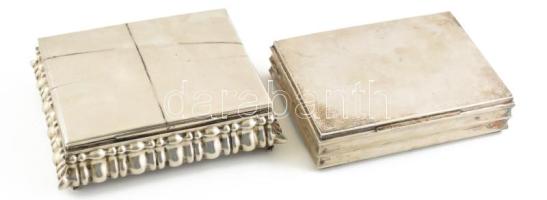 2 db nagyméretű ezüst (Ag) doboz, fa betéttel (az egyik betét kissé sérült, kopott). Jelzettek, kopásnyomokkal, bruttó: 963,7 g, 20x17x6 cm és 19x13,5x4,5 cm