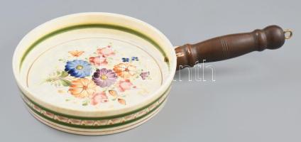 Osztrák mázas kerámia edény fa nyéllel, kézzel festett virágos mintával, jelzett: Wechsler-Tirolkeramik, Schwaz, Austria. A nyélen kopásokkal, egyébként hibátlan, d: 22 cm