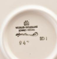 Osztrák mázas kerámia edény fa nyéllel, kézzel festett virágos mintával, jelzett: Wechsler-Tirolkera...