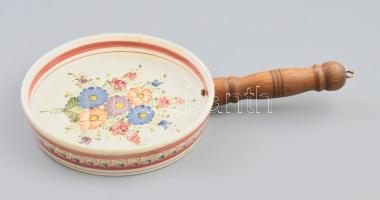 Osztrák mázas kerámia edény fa nyéllel, kézzel festett virágos mintával, jelzett: Wechsler-Tirolkeramik (Schwaz, Austria), hibátlan, d: 22 cm