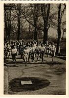 Budapesti középiskolás mezei futóbajnokság. Képzőművészeti Alap Kiadóvállalat / Hungarian high school running championship