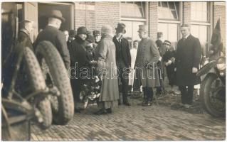 1926 Königin Wilhelmine verabschiedet sich von der Präsidentin ... / Wilhelmina, Queen of Netherlands. photo