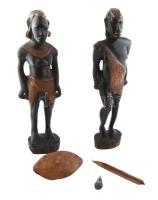 Maszáj férfi és nő, afrikai fafaragás, 2 db szobor, törzsi öltözetben, kezükben pajzzsal és fegyverekkel (egy hiányzik, egy rögzítésre szorul). Jelzés nélkül, szárm. hely: Kenya, m: 44 - 45 cm