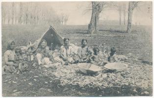 1912 Balaton, Teknővájó cigányok a parton (kis szakadás / small tear)