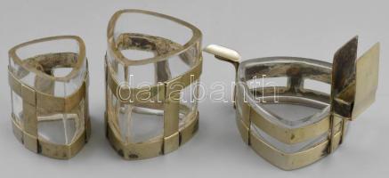 Art deco asztali szett (cigaretta és gyufatartó, stb.), 3 db-os, ezüstözött alpakka, csiszolt üvegbetéttel. Jelzés nélkül, korának megfelelő állapotban, az üvegen néhány kis csorbával, m: 8 - 11 cm