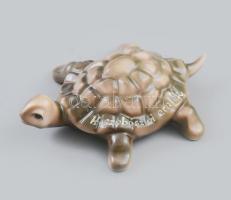 Hollóházi porcelán teknősbéka figura, "H(ajdú)szoboszlói emlék" felirattal. Kézzel festett, jelzet, minimális kopással, 12,5x9x3,5 cm