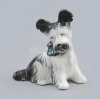 Porcelán kutya figura, kézzel festett, jelzés nélkül, minimális kopással, apró lepattanással, m: 9,5 cm