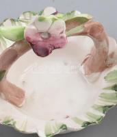 4 db porcelán virágos kosárka, kézzel festett, közte egy jelzett, változó állapotban, m: 5,5 - 7 cm