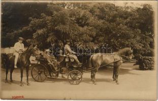 Tornya, Turnu; családi felvétel lovaskocsiban / family in horse-drawn carriage. photo (fl)