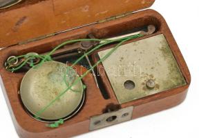 Régi ékszerész mérleg fadobozban, hiányokkal