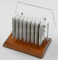 Egyedi díj / makett, mini radiátor. Zománcozott fém, plexi, fa talapzaton. Jelzés nélkül, kisebb kopásnyomokkal, 16x14x10 cm