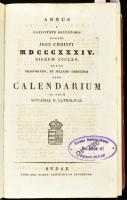 Annus a nativitate salvatoris nostri Jesu Christi MDCCCXXXIV dierum CCCLXV. Stylo Gregoriano, et Juliano deuductus, sive Calendarium in in usum utriusque Ecclesiae R. Catholicae, ... Hozzákötve: Schematismus inclyti Regni Hungariae patriumque eidem adnexarum. Cum Schmatismo Literario eiusque indice subnexo pro anno 1834. Hozzákötve: Schematismus Literarius, sive nomina eorum, qui rem scholasticam per Regnum Hungarae, et procincias eidem adnexas procurant anno MDCCCXXXIV.  Budae, 1834., Typogr. Regiae Scient. Univers. Hungaricae, XXI p.+13+12+17 sztl. lev.+438+2+107+1 p. Latin nyelven. Korabeli kopott kartonált papírkötésben, régi intézményi bélyegzésekkel, de belül jó állapotban.