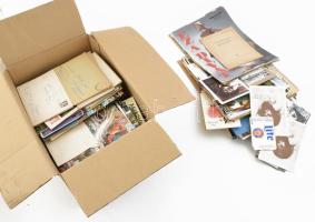 cca 1900-2010 Vegyes papírrégiség tétel, közet nagyon sok képeslap, több mint 400 db fénykép, újságok, nyomtatványok, kevés filatélia, néhány zsebnaptár stb., többségében a XX. sz. második feléből, közepesen nagy kartondobozban