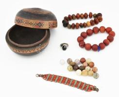 Régi fa ékszertartó doboz, benne bizsukkal, közte korall karkötő